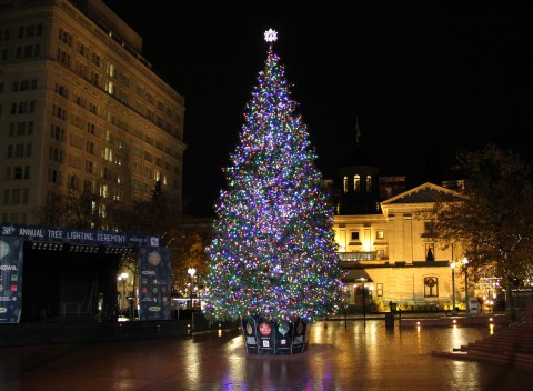 Here Are The Top 13 Christmas Towns In Oregon. They’re Magical This Time Of Year.