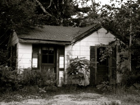 12 Creepy Houses In Maine That Could Be Haunted