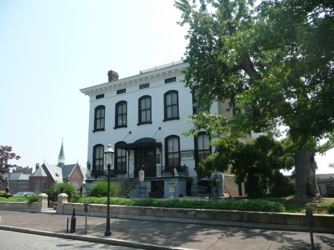 The Story Behind Missouri’s Most Haunted House Will Give You Nightmares