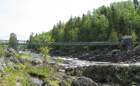 This Terrifying Swinging Bridge In Minnesota Will Make Your Stomach Drop