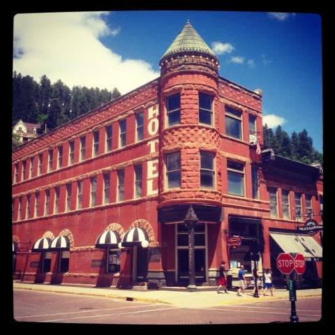 The Story Behind South Dakota's Most Haunted Hotel Will Give You Nightmares