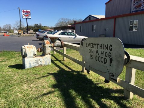 11 Mom & Pop Restaurants In Louisiana That Serve Home Cooked Meals to Die For