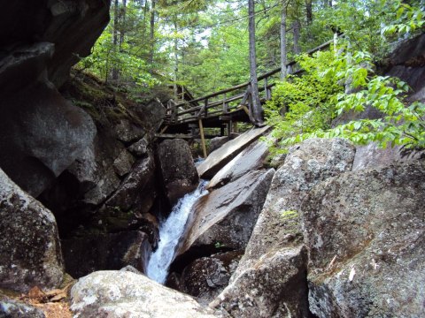 Hiking to This Aboveground Cave in New Hampshire Will Give You A Surreal Experience