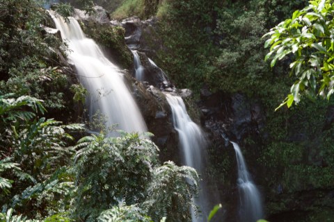 9 Gorgeous Hawaii Waterfalls Hiding In Plain Sight With No Hiking Required - REDIRECTED