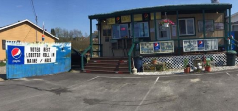 This Tiny Shop In Maine Serves Lobster Rolls To Die For