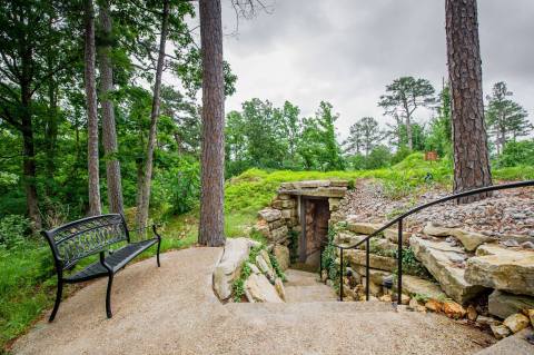 The Most Unique Hotel In Arkansas, Eureka Springs Treehouse Is A Must-Visit