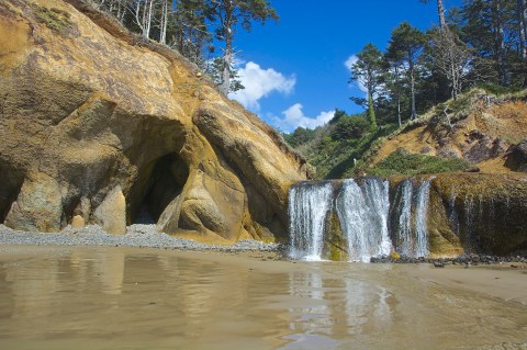 This Short Hike In Oregon Will Lead You To A Spectacular Beach Waterfall