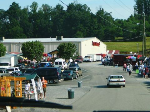 Everyone In Tennessee Should Visit This Epic Flea Market At Least Once