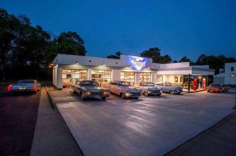 A Nostalgic Wisconsin Restaurant Tucked Inside An Auto Repair Shop, The Classic Garage Is So Unique