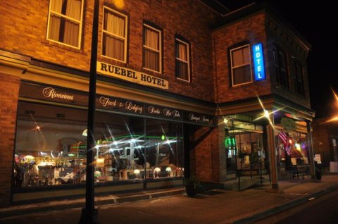 The Story Behind This Haunted Hotel In Illinois Is Truly Creepy