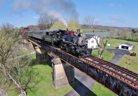 Take This Fall Foliage Train Ride Through Tennessee For A One-Of-A-Kind Experience