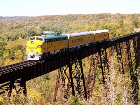 Take This Fall Foliage Train Ride Through Iowa For A One-Of-A-Kind Experience