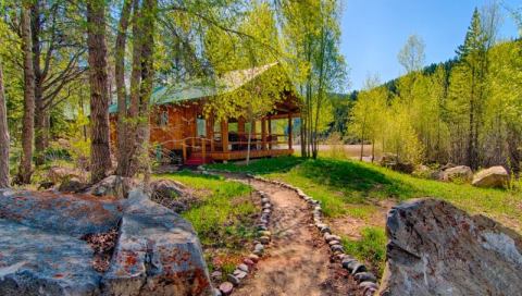 These 13 Cozy Cabins Are Everything You Need For The Ultimate Cold Weather Getaway In Wyoming