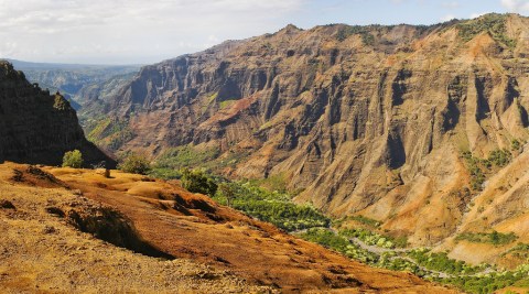 The Unrivaled Canyon Hike In Hawaii Everyone Should Take At Least Once