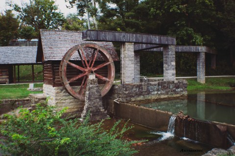 This Charming Kentucky Town Is Picture Perfect For An Autumn Day Trip