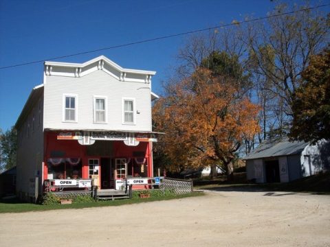 This Charming Iowa Town Is Picture Perfect For An Autumn Day Trip