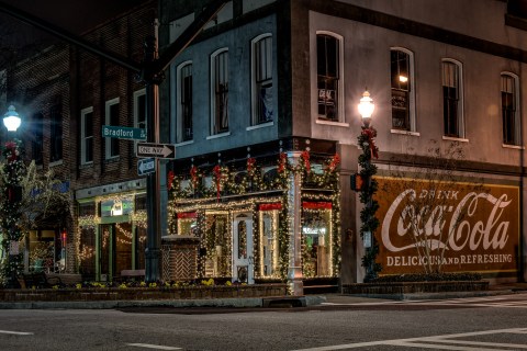 Here Are The 10 Most Enchanting, Magical Christmas Towns In Georgia