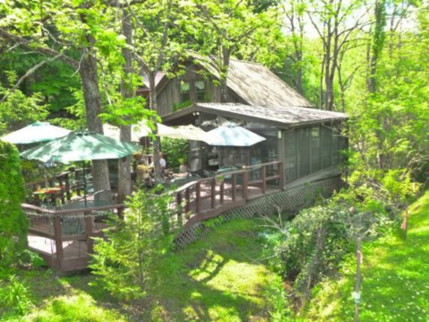 This Restaurant In Tennessee Is Located In The Most Unforgettable Setting