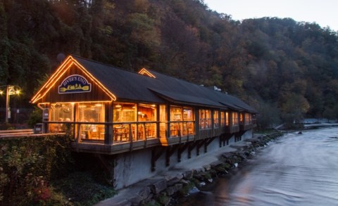 7 North Carolina Restaurants Right On The River That You’re Guaranteed To Love