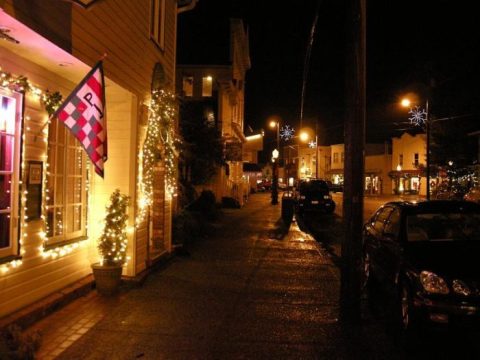 8 Main Streets In Oregon That Are Pure Magic During Christmastime