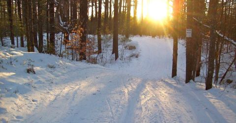 Here Are The 6 Best Ways To Explore The Sebago Lake Area In Maine This Winter