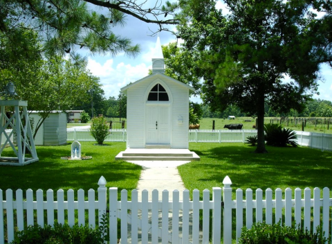 The Chapel In Louisiana That's Located In The Most Unforgettable Setting