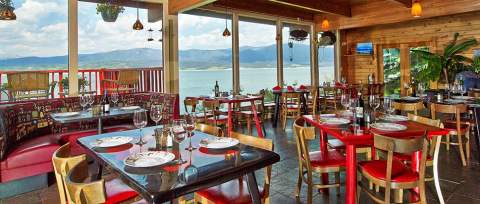 9 Amazing Restaurants Along The Colorado Lakefront You Must Try Before You Die