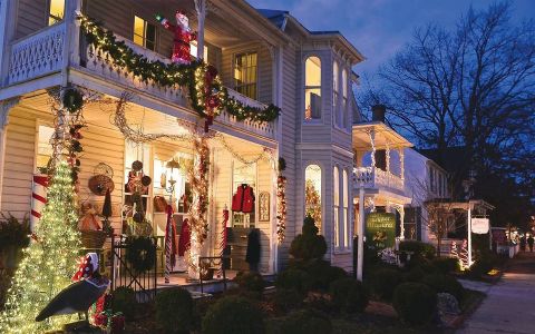 10 Main Streets Surrounding Washington DC That Are Pure Magic During Christmastime