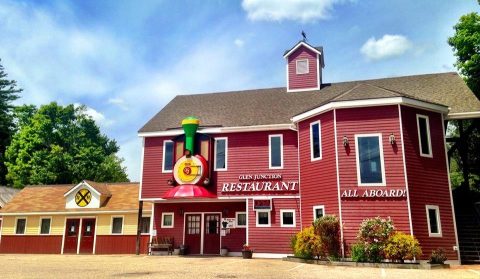 The Train-Themed Restaurant In New Hampshire That Will Make You Feel Like A Kid Again