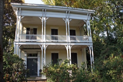 The Story Behind Mississippi's Most Haunted House Is Beyond Terrifying