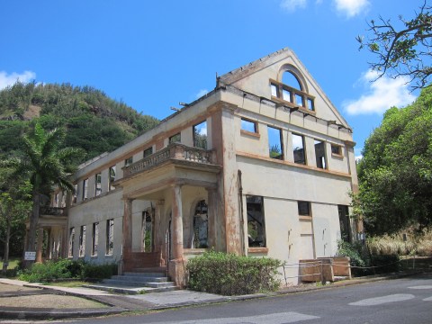 An All Boys School Was Built In Hawaii And Then Abruptly Abandoned. What's Left Is Fascinating