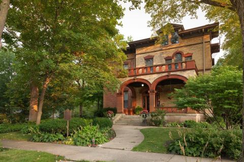 The Extravagant Bed And Breakfast In Illinois That Will Whisk You Away To Another Era