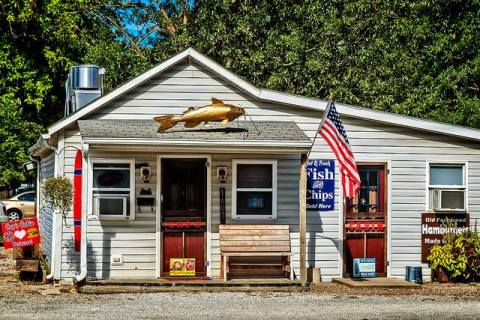 This Kitschy Cabin In Missouri Serves The Most Mouthwatering Seafood