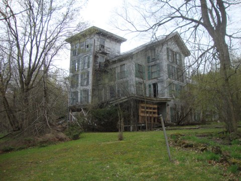 8 Staggering Photos Of An Abandoned Hotel Hiding In Vermont