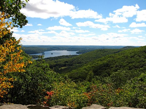 The Sapphire Lake In Connecticut That's Devastatingly Gorgeous