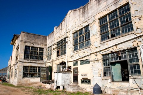 10 Staggering Photos Of An Abandoned Telegraph Station Hiding In Hawaii