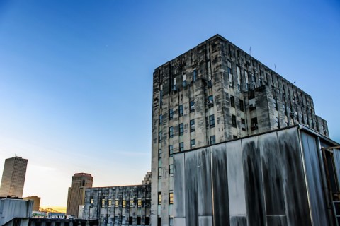 9 Staggering Photos Of An Abandoned Hospital Hiding In Louisiana