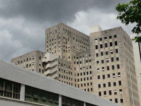 6 Staggering Photos Of An Abandoned Hospital Hiding In New Orleans