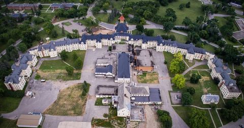 12 Staggering Photos Of An Abandoned Hospital Hiding In Minnesota