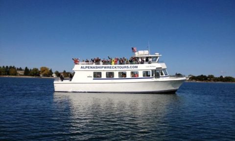 The Amazing Glass-Bottomed Boat Tour In Michigan That Will Bring Out The Adventurer In You