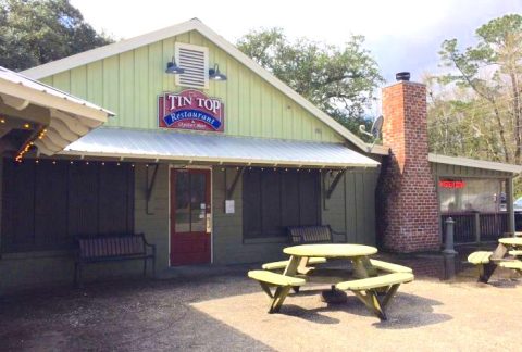 These 10 Oyster Bars In Alabama Will Become Your New Favorite Hangout