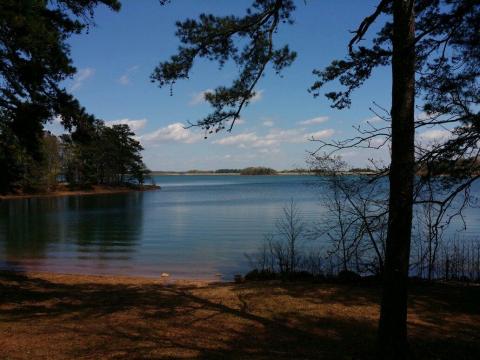 The Sapphire Lake In South Carolina That's Devastatingly Gorgeous