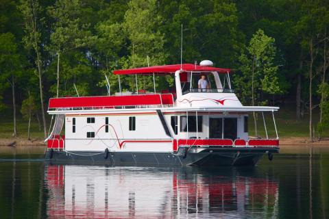 You Won't Forget Your Overnight Stay Inside This Incredible Houseboat In Missouri