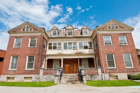 10 Staggering Photos Of An Abandoned Sanatorium Hiding In Virginia