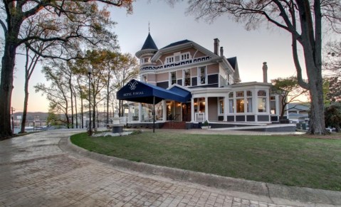 Stay At This Charming Hilltop Hotel In Alabama For An Unforgettable Experience