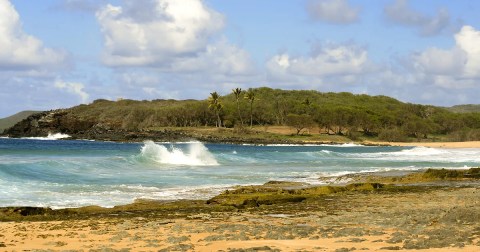 The Largest, Most Secluded Beach In Hawaii Absolutely Needs To Be On Your Island Bucket List