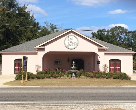 The Mom & Pop Restaurant In Louisiana That Serves The Most Mouthwatering Home Cooked Meals