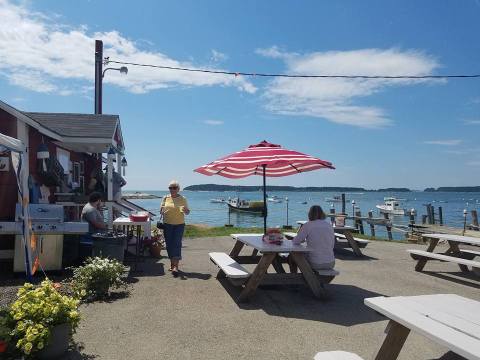 This Tiny Shop In Maine Serves Lobster To Die For