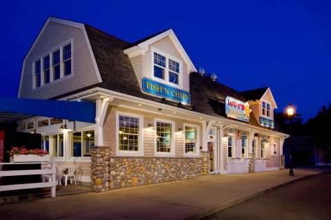 The Unassuming Restaurant In Rhode Island That Serves The Best Clam Cakes You'll Ever Taste﻿