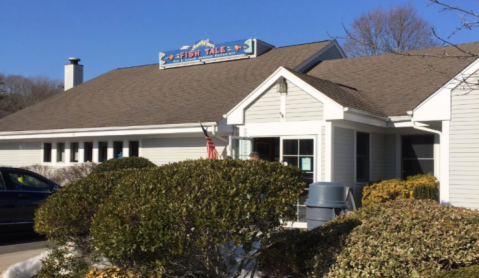 The Unassuming Restaurant In Connecticut That Serves The Best Hot Lobster Roll You'll Ever Taste